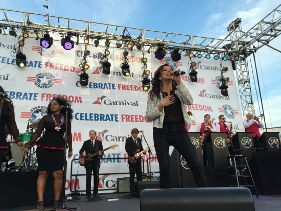 Martina McBride on the stage. 