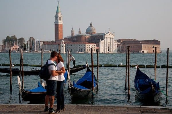 couple kiss in Venice | photo: flickr/L.C.