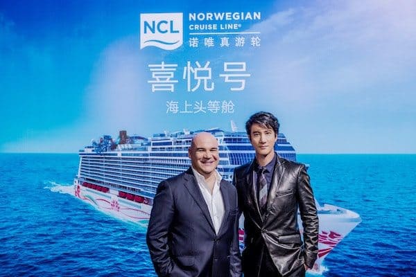 NCLH China President David Herrera and Wang Leehom - photo: NCL