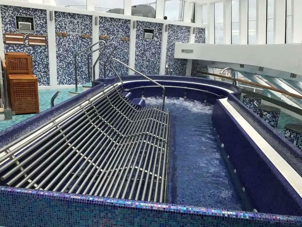 Carnival Breeze thalassotherapy pool in Cloud 9 spa