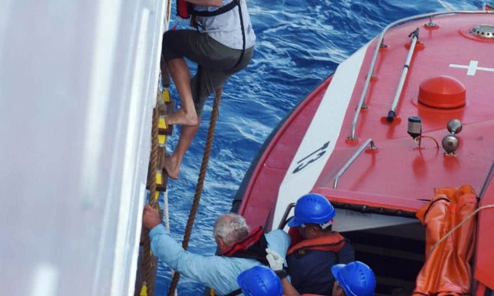 carnival cruise ship rescues kayakers