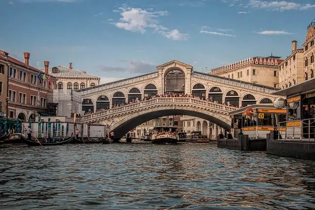 rialto bridge venice italy