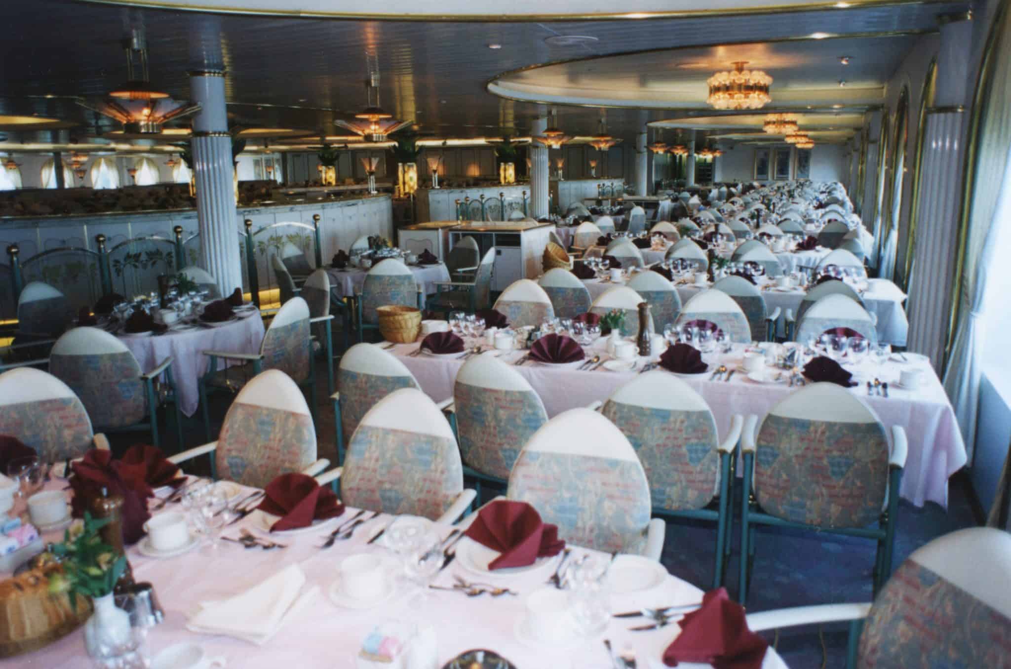dining room cruise ship