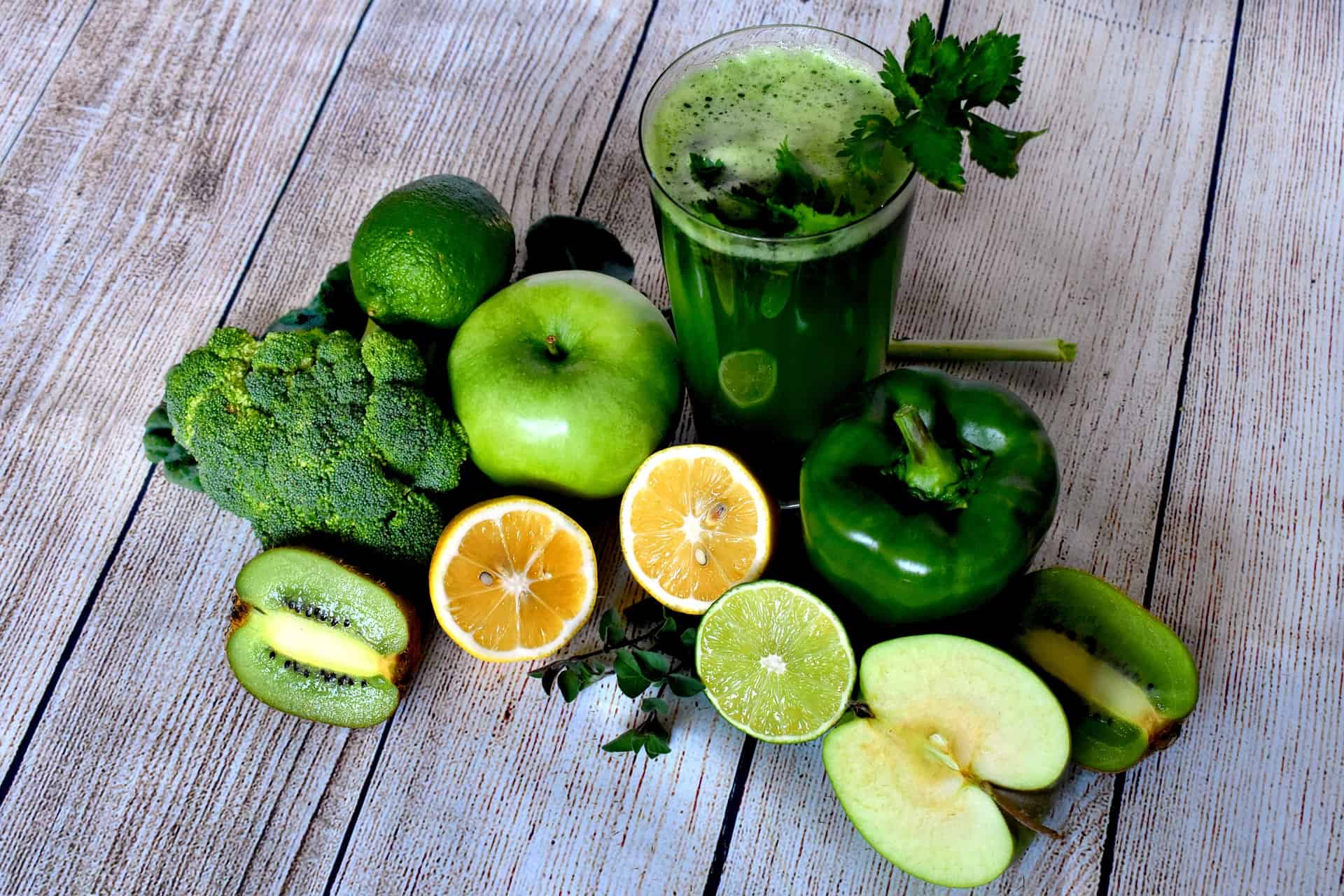 green smoothie vegetables fruit