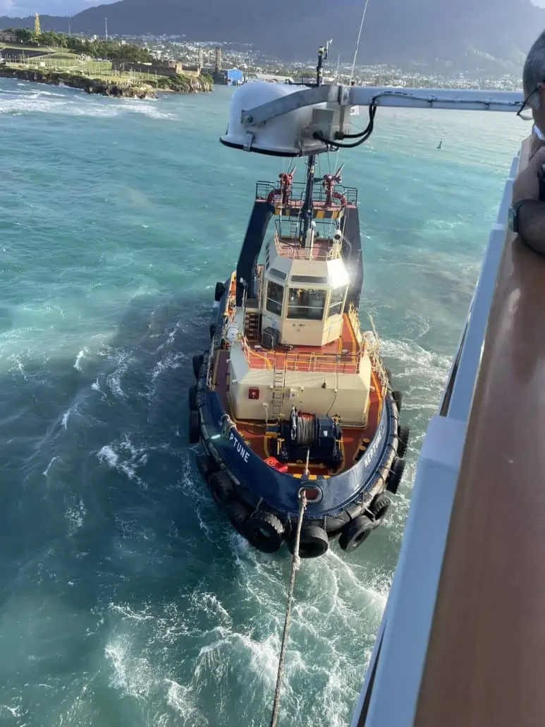 NCL Escape aground tugs