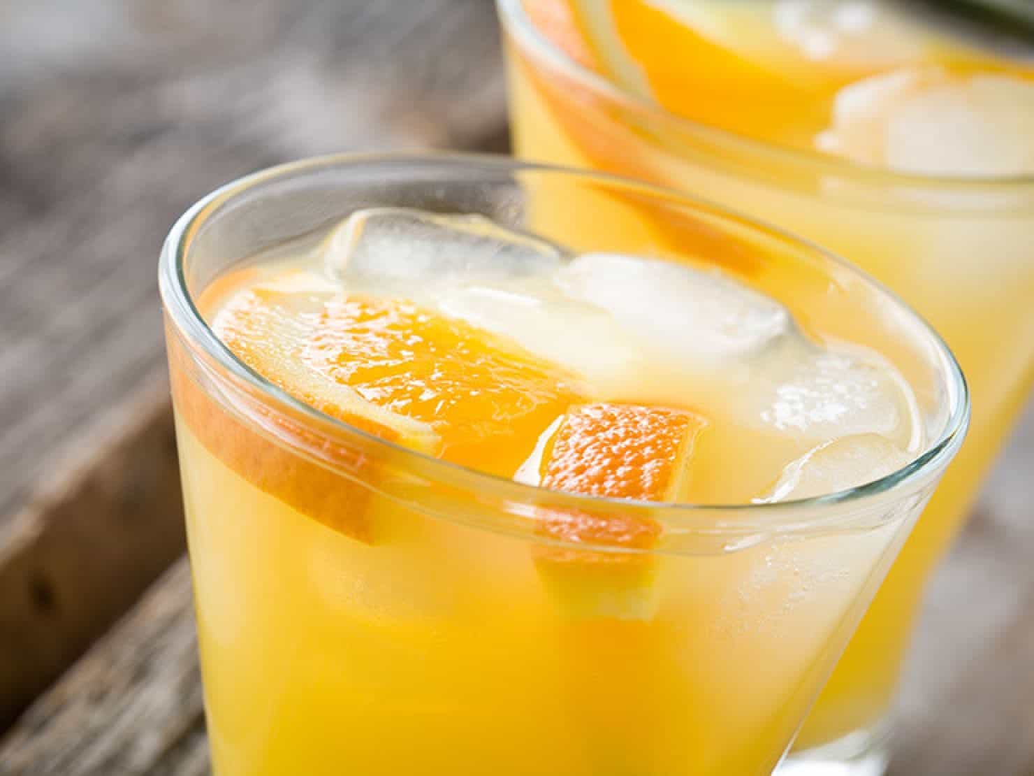 Что если смешать бензин и апельсиновый сок. Смешав апельсиновый сок и бензин. Бензин и апельсиновый сок получится. Кофе с апельсиновым соком. Бензин смешать с апельсиновым соком.