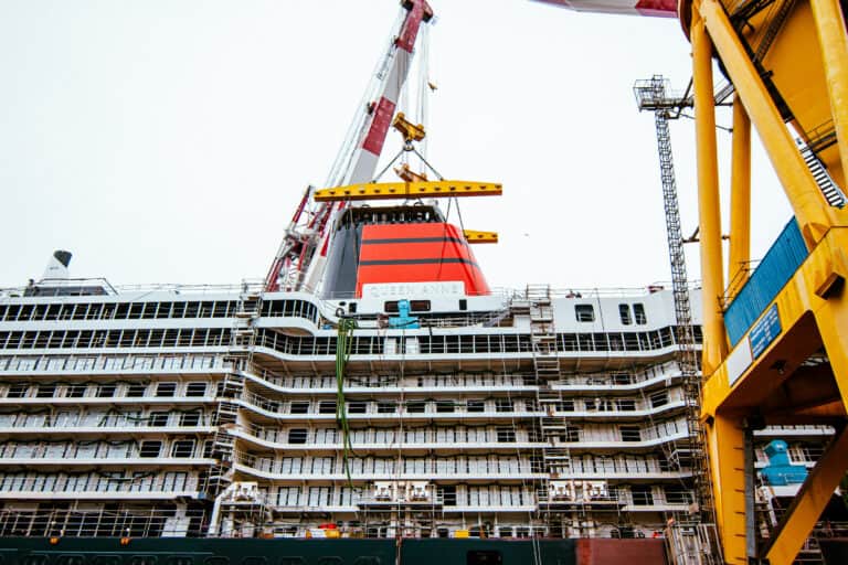 cunard queen anne funnel installation