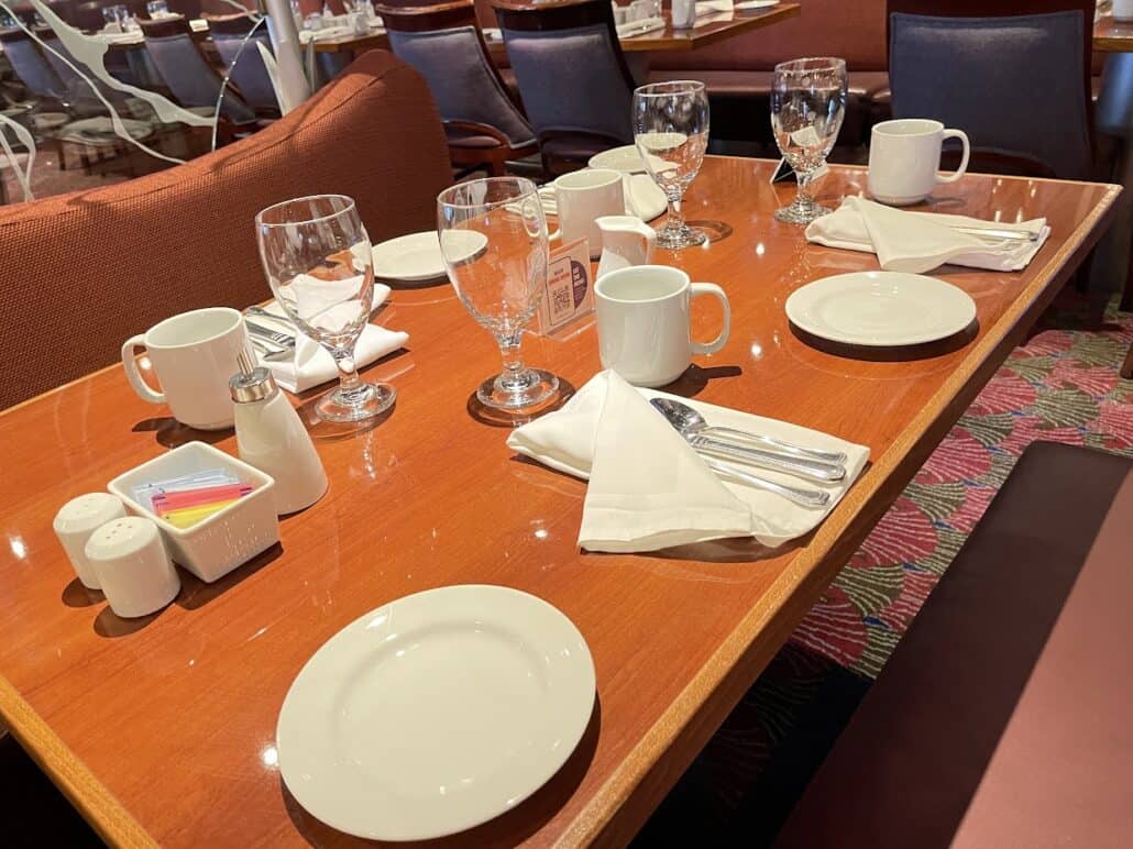 carnival cruise line main dining room 