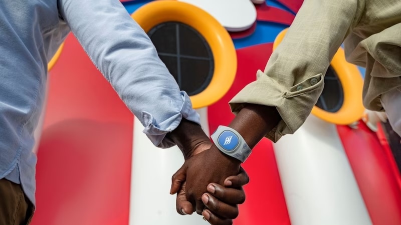 Disneyland's MagicBand Plus Wearable Arrives Oct. 26 - CNET