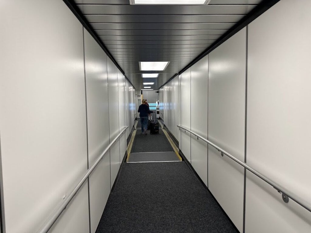 jetway boarding airplane