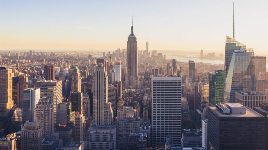 Vista aérea del horizonte de la ciudad de Nueva York en Sunset en 2025, con destacados rascacielos como el Empire State Building y el debut de The Virgin Shel Brilliant Lady.